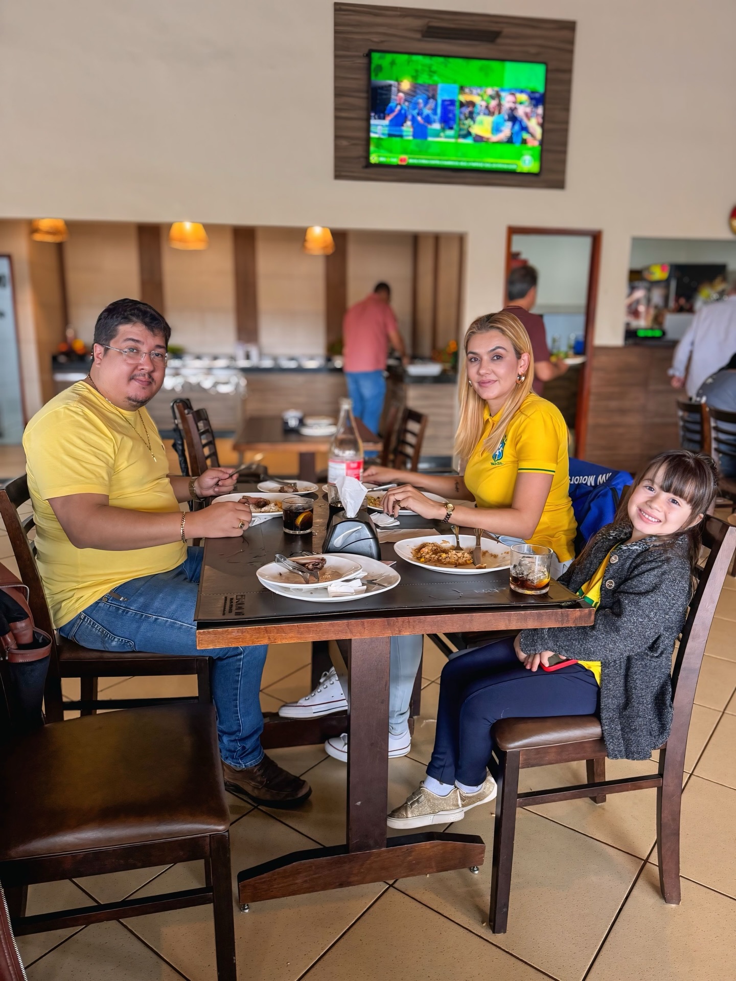 Família almoçando na Churrascaria do Roni