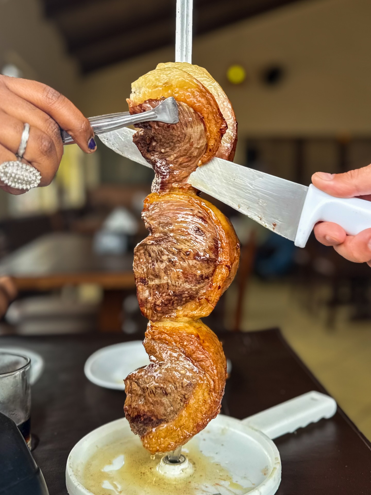 Picanha sendo fatiada na mesa