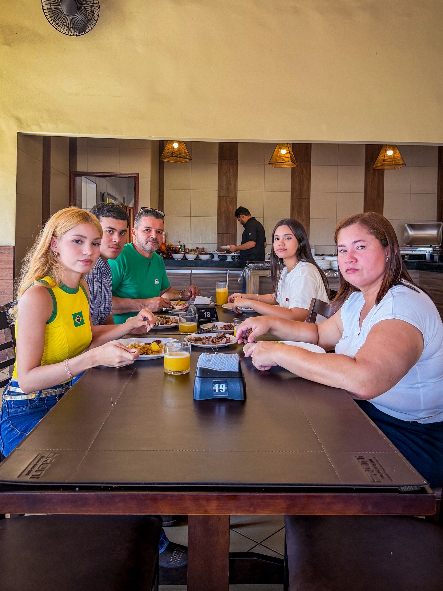 Clientes reunidos à mesa na churrascaria